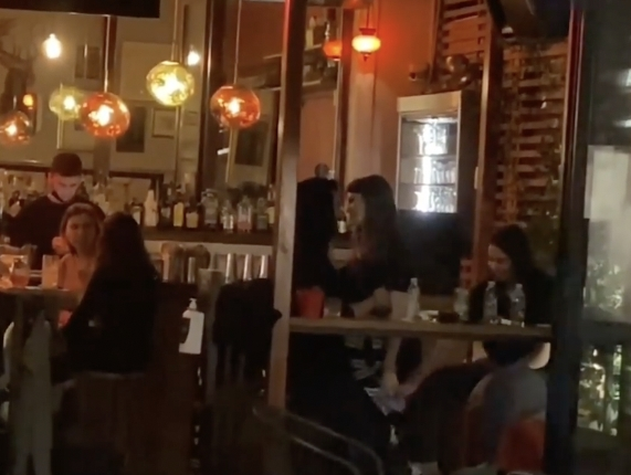 Məşhur aktrisanın qızı sevgilisi ilə dodaq-dodağa görüntüləndi -Heç kimi vecinə almadı (FOTO)