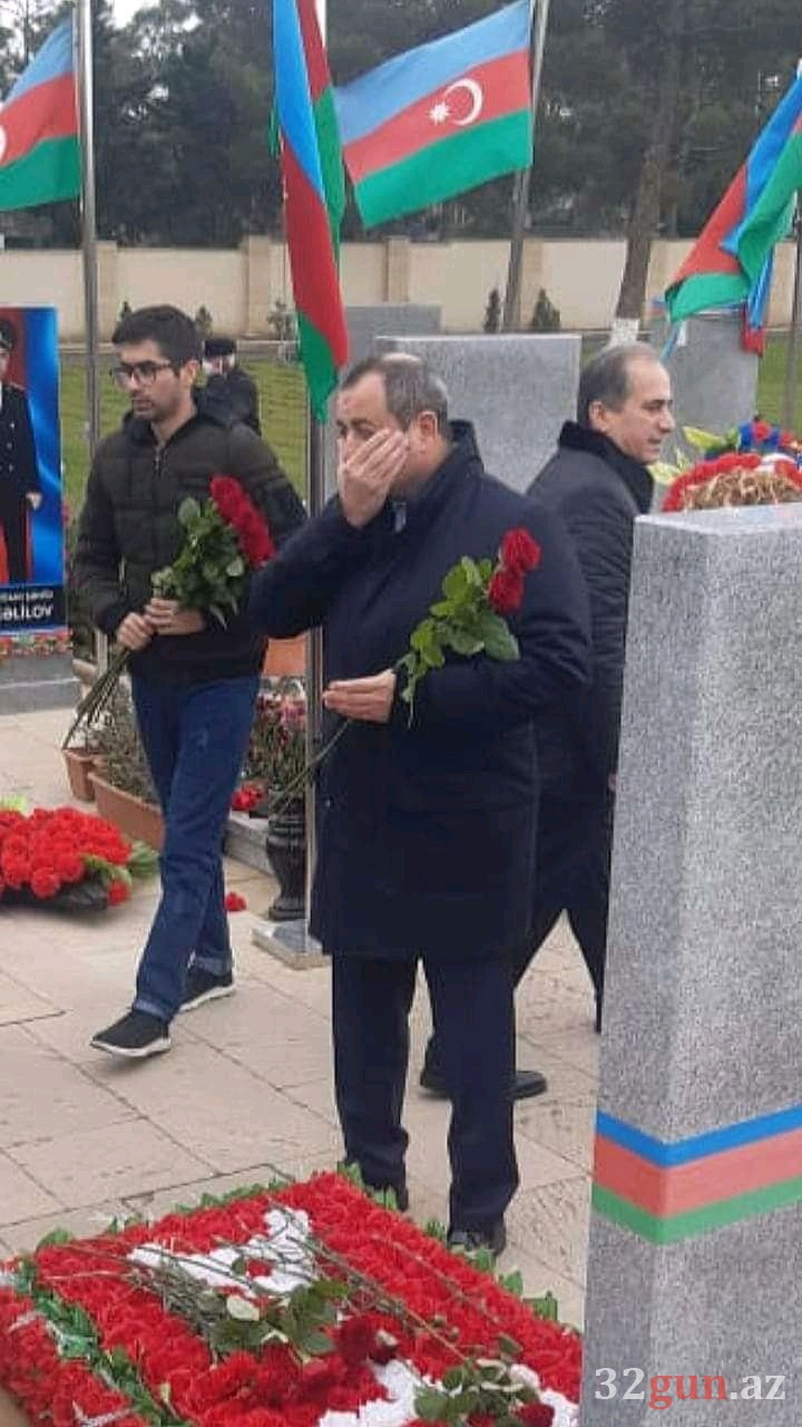 Adil Əliyev şəhid məzarı başında ağladı- FOTO