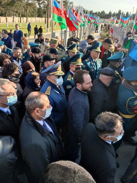 Adil Əliyev helikopter qəzasında həlak olan şəhidlərin dəfnində iştirak edib- FOTOLAR