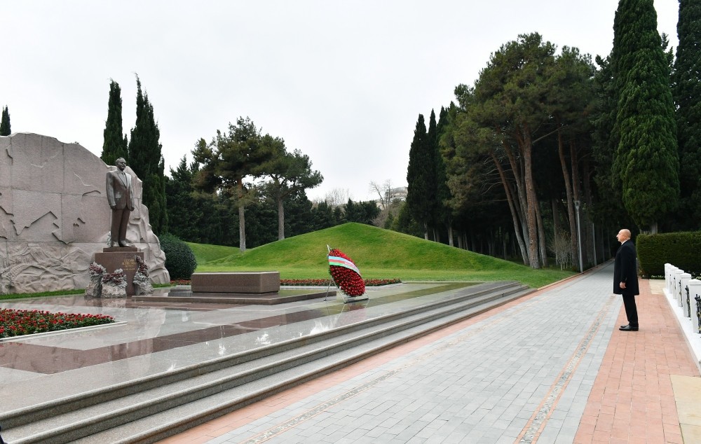 Prezident, birinci xanım Mehriban Əliyeva və ailə üzvləri Heydər Əliyevin məzarını ziyarət ediblər -FOTOLAR - YENİLƏNİB