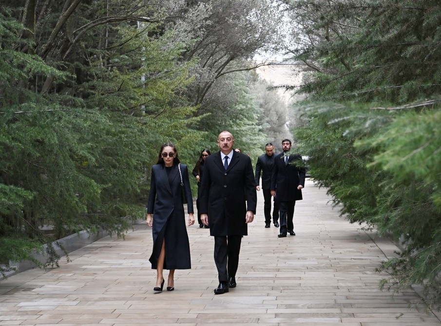 Prezident, birinci xanım Mehriban Əliyeva və ailə üzvləri Heydər Əliyevin məzarını ziyarət ediblər -FOTOLAR - YENİLƏNİB