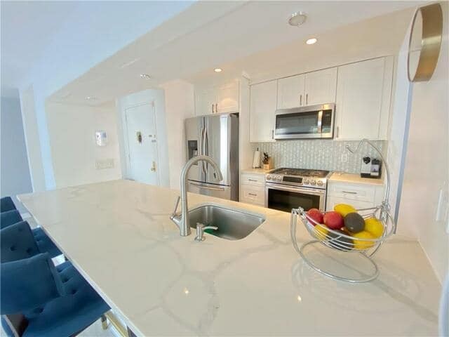 AZAL-ın vəzifəli şəxsi bu ölkədə  ev aldı-  1 milyon 300 min manata  (FOTOLAR)