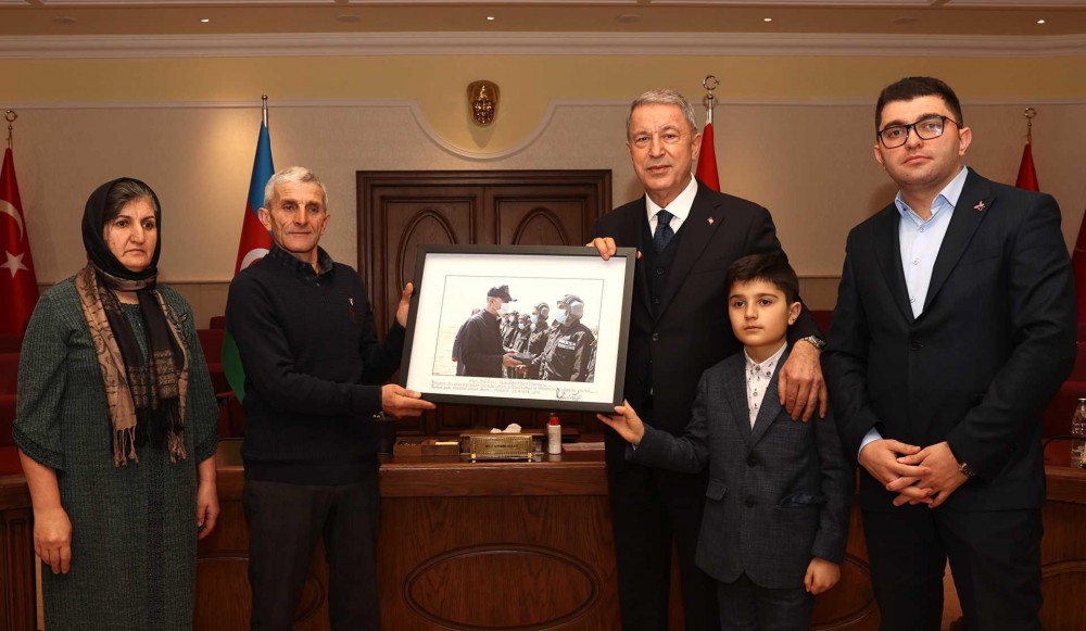 Hulusi Akar şəhid Valeh Məmiyevin ailə üzvləri iləGÖRÜŞDÜ (FOTOLAR)