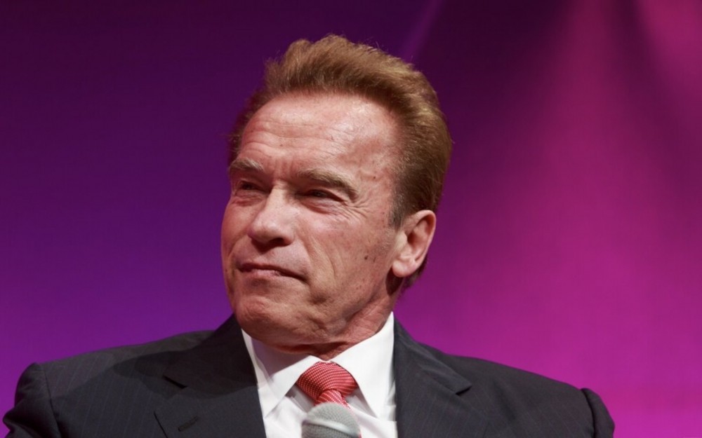 Məşhur aktyordan xeyirxah addım - Küçədə qalan 25 veterana ev verdi -Fotolar