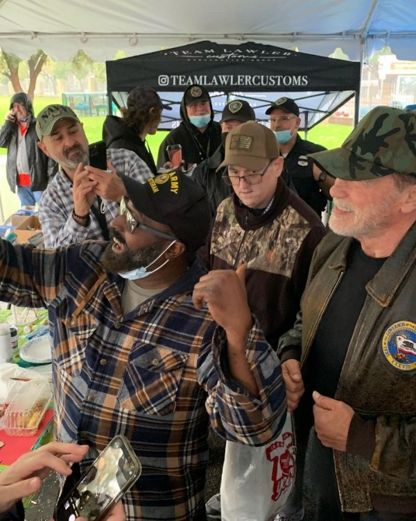 Məşhur aktyordan xeyirxah addım - Küçədə qalan 25 veterana ev verdi -Fotolar