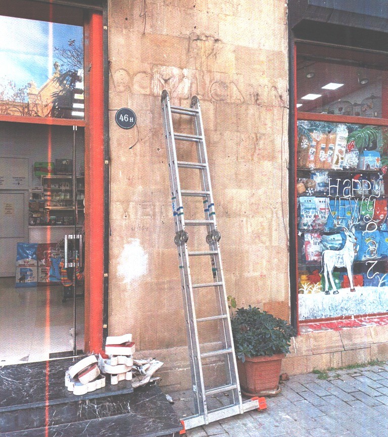 Tarixi abidələrin üzərində qanunsuz yerləşdirilən reklam lövhələriSÖKÜLÜB - FOTO