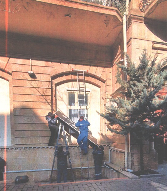 Tarixi abidələrin üzərində qanunsuz yerləşdirilən reklam lövhələriSÖKÜLÜB - FOTO