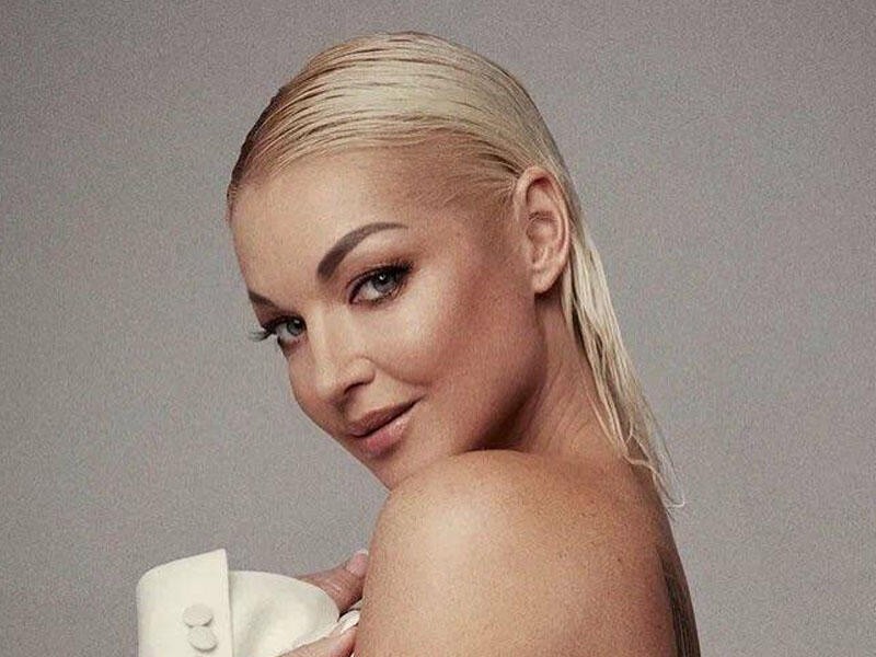 Əməkdar artis tənqid edildi- Bu yarıçılpaq fotosuna görə (FOTO)