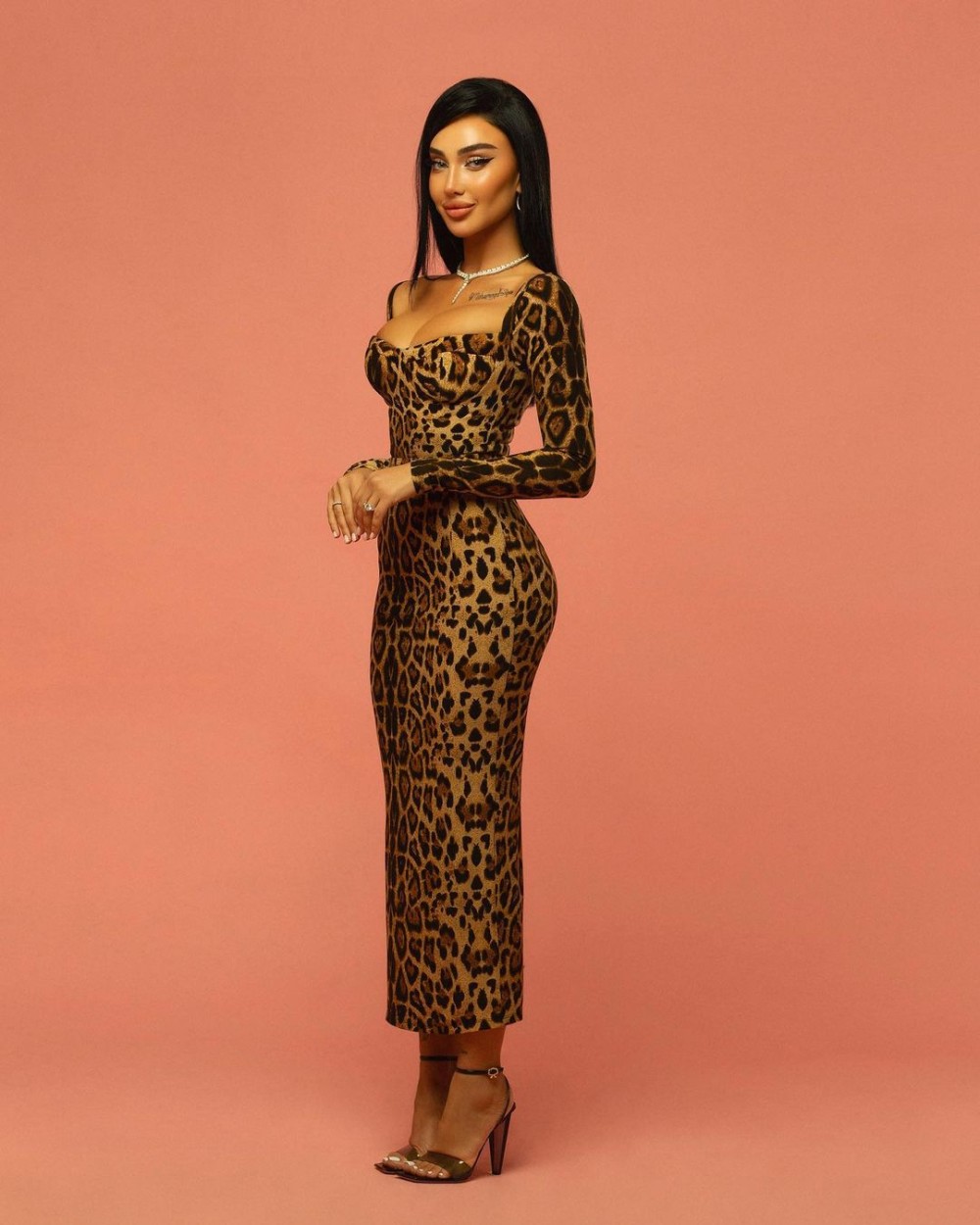 Azərbaycanlı modelin 248 minlik boyunbağısı- FOTOLAR