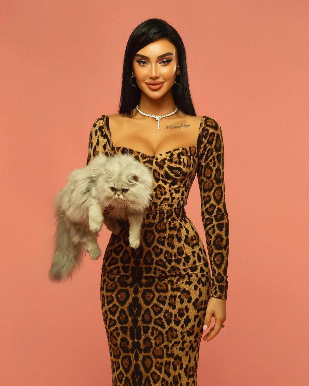 Azərbaycanlı modelin 248 minlik boyunbağısı- FOTOLAR