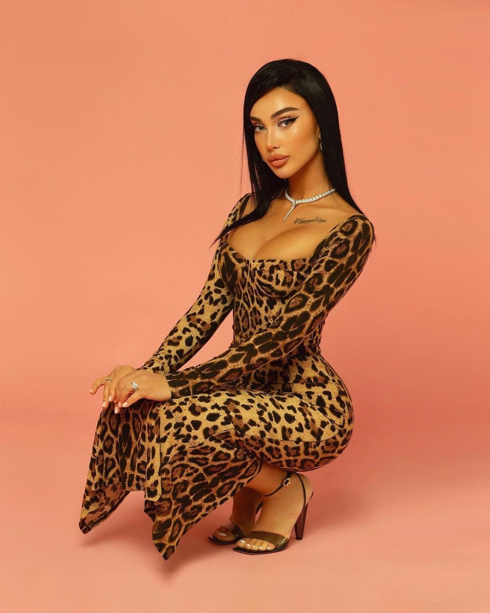 Azərbaycanlı modelin 248 minlik boyunbağısı- FOTOLAR