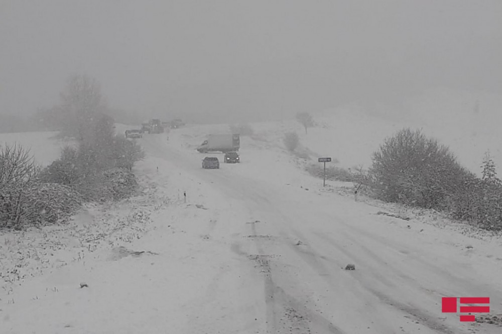 10-a yaxın avtomobil qəzaya düşdü - Xəsarət alanlar var- FOTOLAR