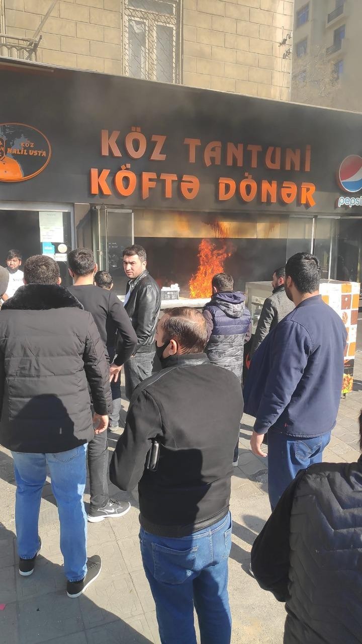 Bakıda dönərxanadaYANĞIN (FOTO)