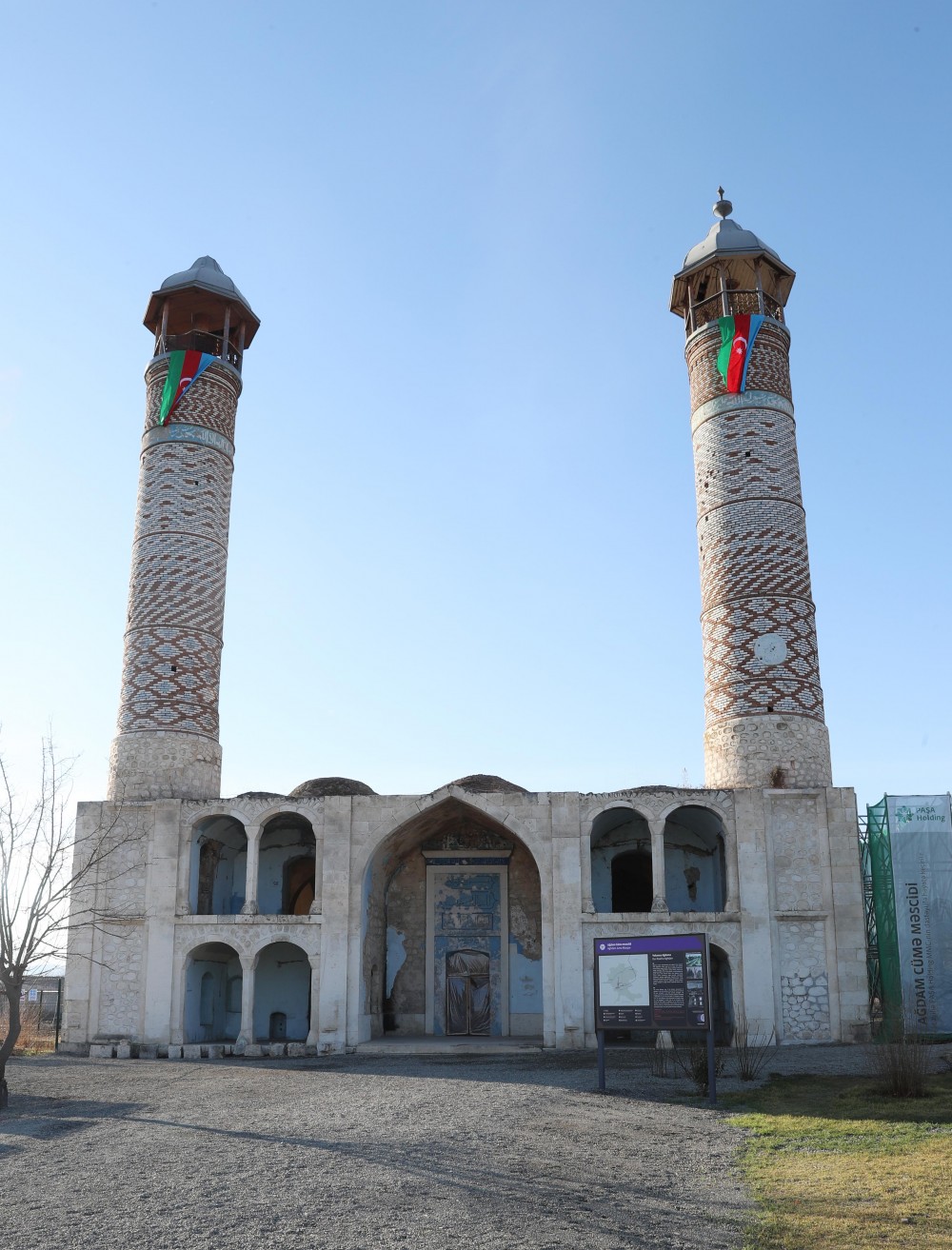 İlham Əliyev və birinci xanım Ağdam Cümə məscidində bərpa işlərinin gedişi ilə tanış olublar- FOTOLAR