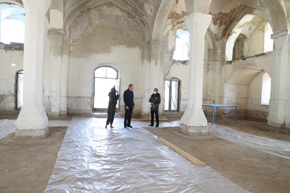 İlham Əliyev və birinci xanım Ağdam Cümə məscidində bərpa işlərinin gedişi ilə tanış olublar- FOTOLAR