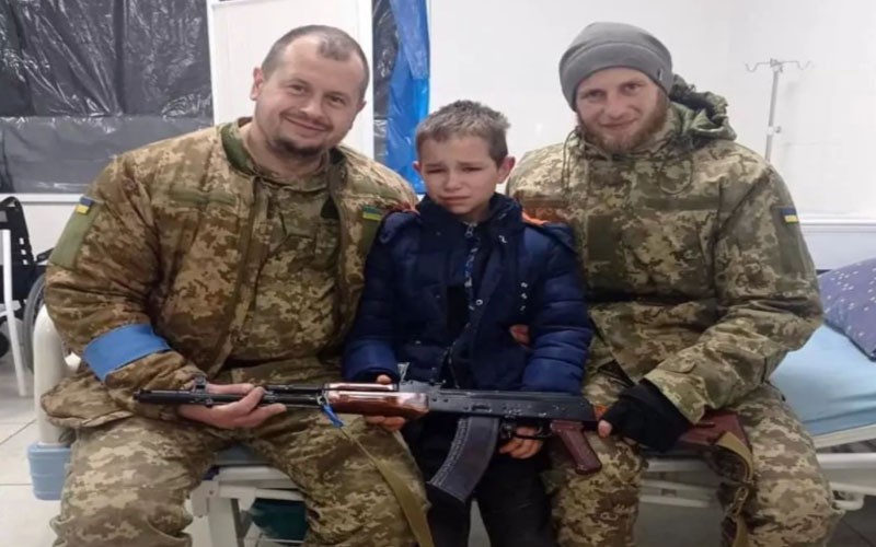 Ukraynada hamı bu uşaqdan danışır:Evdən qaçıb... (FOTOLAR)