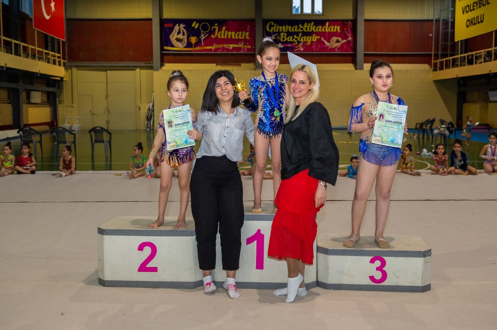 Balaca gimnastlar Beynəlxalq yarışdaməharətlərini göstərdilər (FOTOLAR)