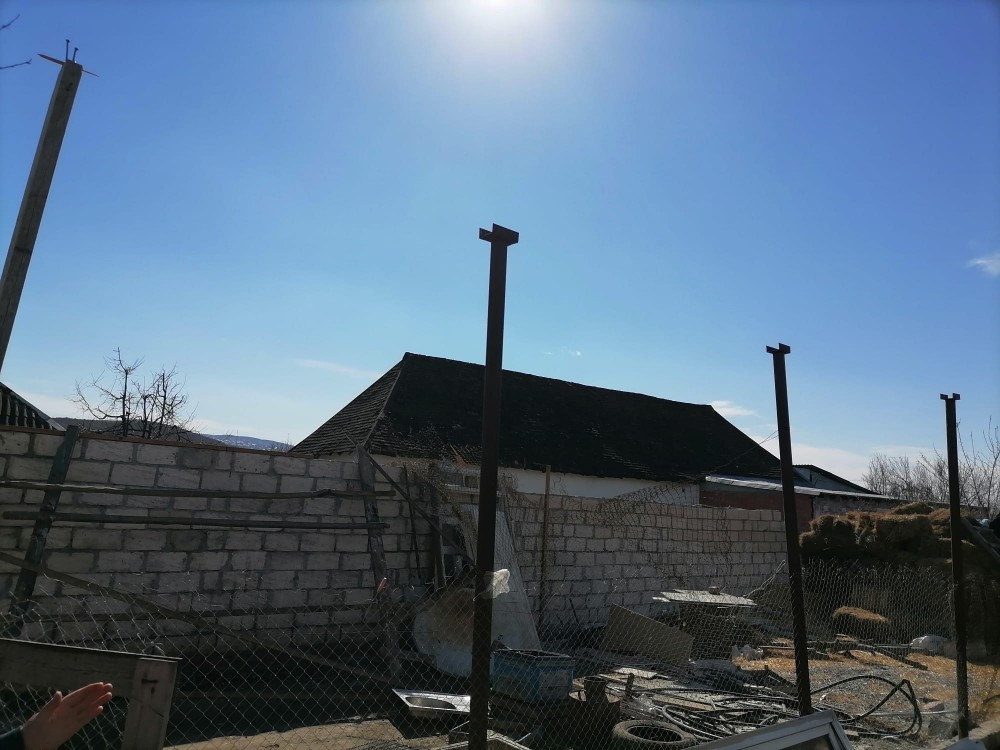 Güclü külək İsmayıllıdakı həyatı iflic etdi -Evlərin damı uçdu, məktəb yararsız hala düşdü (VİDEO+FOTOLAR+ YENİLƏNİB)