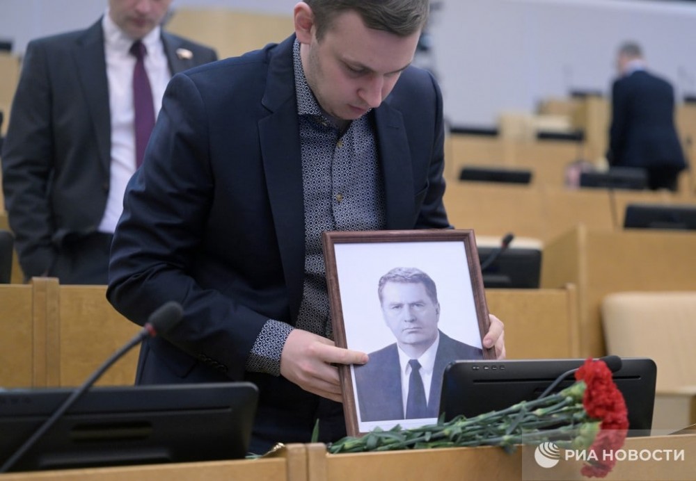 Jirinovskinin fotosu Dövlət dumasına gətirildi- Bu səbəbə görə (FOTO)