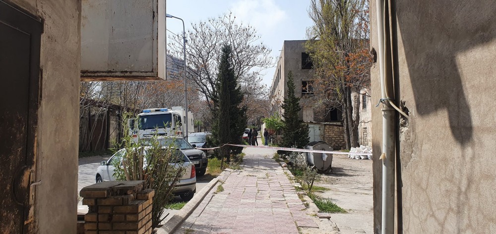 “Qanun” nəşriyyatının yanında HƏYACANLI ANLAR:qumbara...