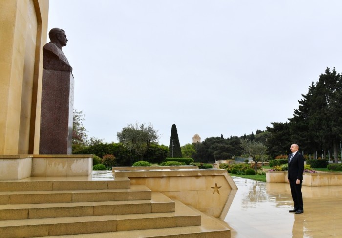 Prezident Həzi Aslanovun məzarını ziyarət etdi- FOTOLAR