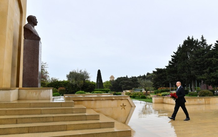 Prezident Həzi Aslanovun məzarını ziyarət etdi- FOTOLAR