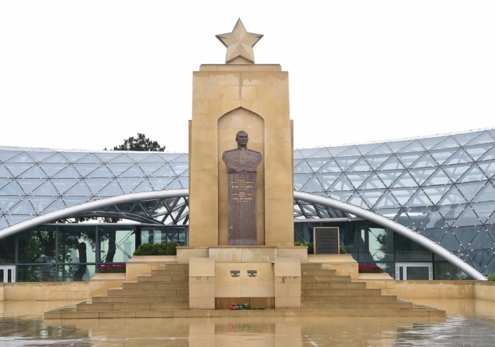 Prezident Həzi Aslanovun məzarını ziyarət etdi- FOTOLAR