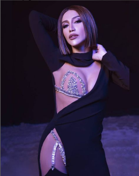 Röya yarıçılpaq halda kamera qarşısına keçdi- FOTO