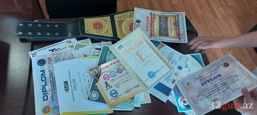 Ermənipərəst idmançıya ailəsinin gözü önündə dərs verənAZƏRBAYCANLI DÖYÜŞÇÜ: "Bayraqla çıxdığım üçün..." (FOTO+VİDEO)