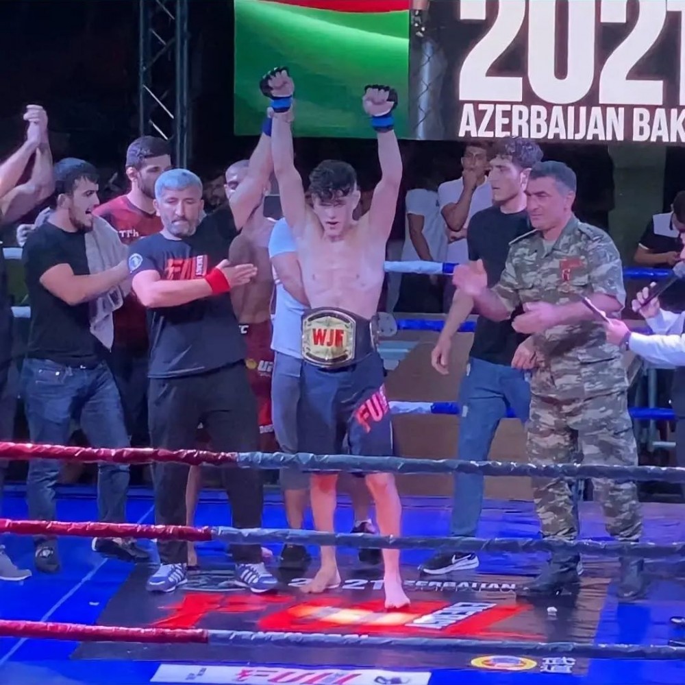 Ermənipərəst idmançıya ailəsinin gözü önündə dərs verənAZƏRBAYCANLI DÖYÜŞÇÜ: "Bayraqla çıxdığım üçün..." (FOTO+VİDEO)