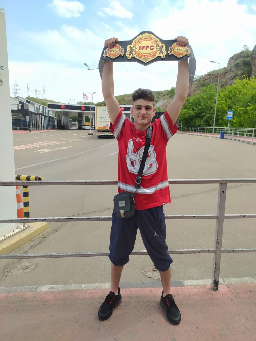 Ermənipərəst idmançıya ailəsinin gözü önündə dərs verənAZƏRBAYCANLI DÖYÜŞÇÜ: "Bayraqla çıxdığım üçün..." (FOTO+VİDEO)