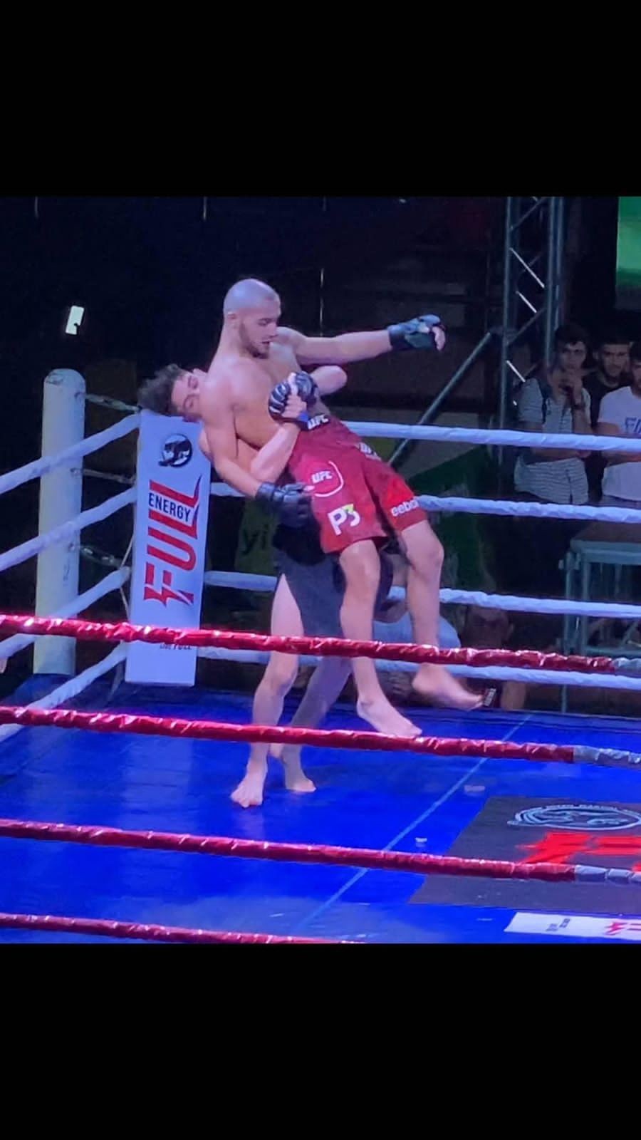 Ermənipərəst idmançıya ailəsinin gözü önündə dərs verənAZƏRBAYCANLI DÖYÜŞÇÜ: "Bayraqla çıxdığım üçün..." (FOTO+VİDEO)