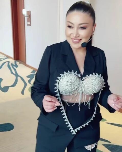 Damlanın səhnə geyimi müzakirələrə səbəb oldu- FOTOLAR