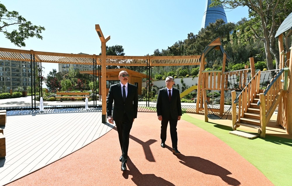 İlham Əliyev Bakıda yeni salınmış parklatanış oldu - FOTO