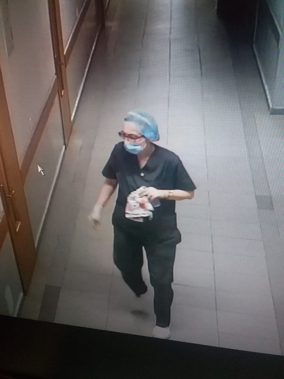 Azərbaycanda film kimi oğurluq:Qadın xəstəxanada xadimə paltarı geyinib... (FOTO)