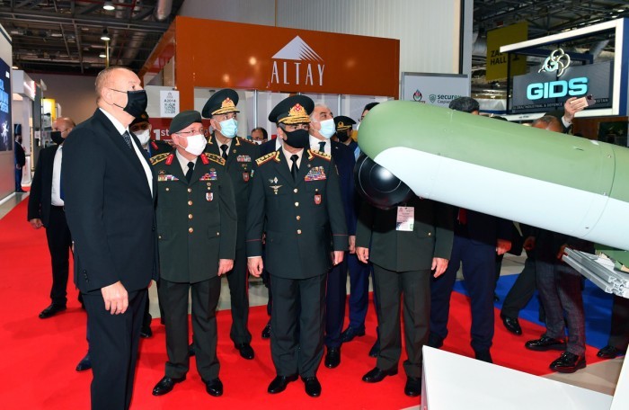 Prezident beynəlxalq sərgilərlə tanış oldu- YENİLƏNİB (FOTOLAR)