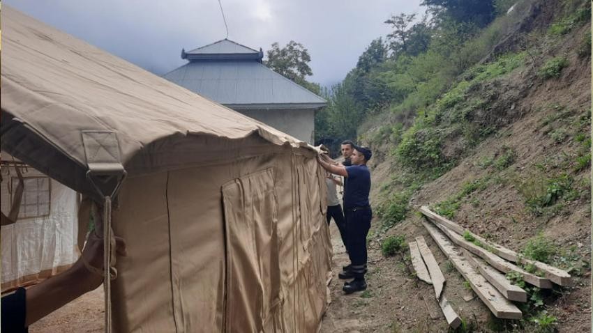Astarada torpaq sürüşməsi oldu- FOTO