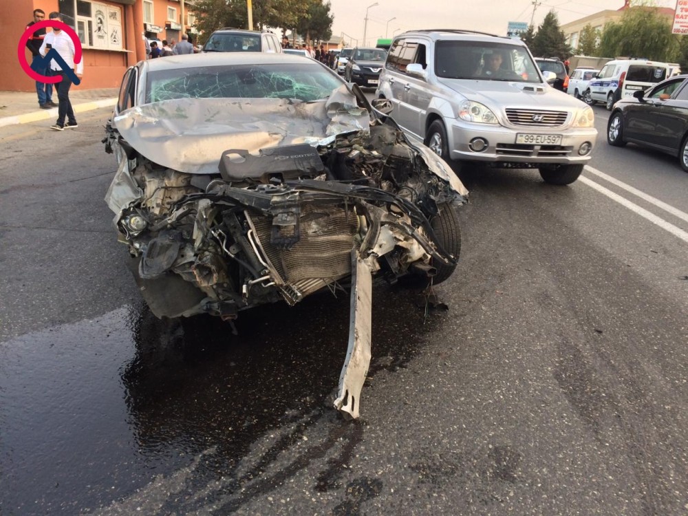 Qadın sürücü yüksək sürətlə qəza törətdi- ölən var (FOTOLAR)