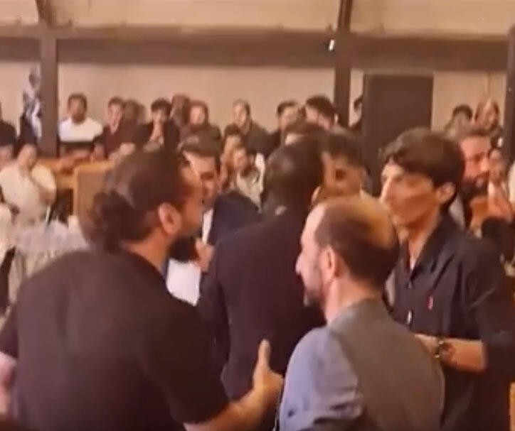 Pərviz Bülbülə başındakı PARİKİ ÇIXARDI:Toya bu vəziyyətdə gəldi (FOTO/VİDEO)