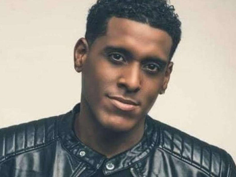 Müğənni konsert zamanı səhnədə vəfat etdi- FOTO