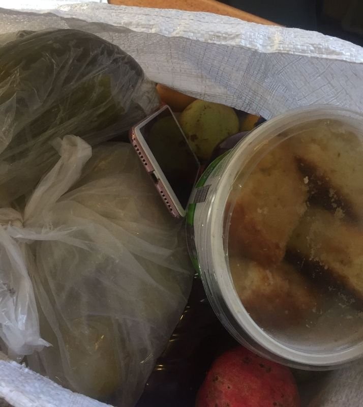 Azərbaycanda qadınlar həbsdə olan ərlərinə görün nələr gətirdilər?- FOTO