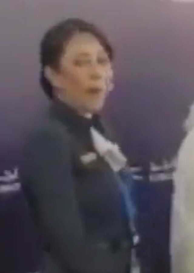 Futbolçunun bu hərəkəti gündəm oldu- Kişilərin əlini sıxdı, qadının isə... (VİDEO)