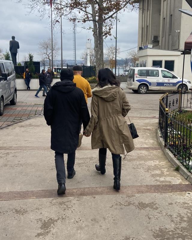 Məşhur cütlük boşanmaq üçün getdikləri məhkəmə zalınaəl-ələ daxil oldu (VİDEO)