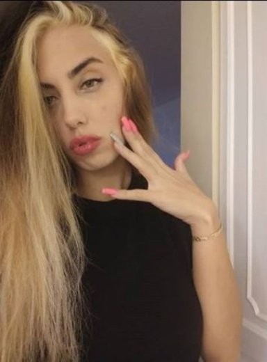 Məşhur aktrisa xaricdə polis olan qızının fotosunu paylaşdı- Foto