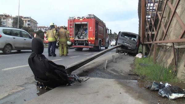 Ağır yol qəzası:Avtomobil dəmir maneəyə çırpıldı... (VİDEO)