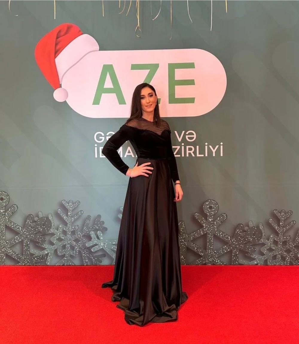 Fəridə Əzizovanın yeni tərzi diqqət çəkdi- FOTO