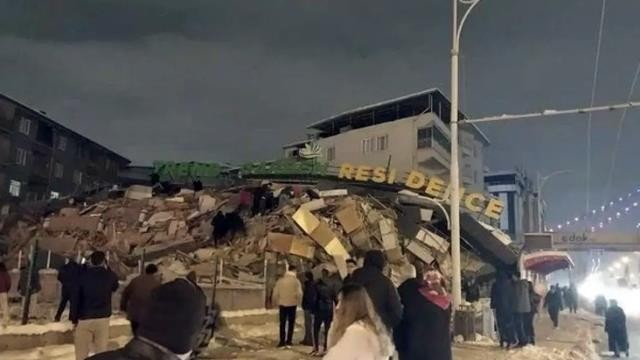 3 il əvvəl tikilmiş binanın zəlzələdənsonrakı HALI (FOTO)