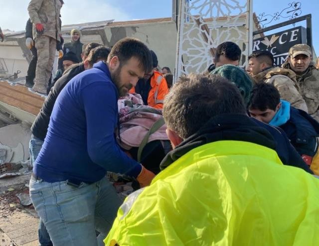 30 saat axtardılar: Ana xilas edilsə də,azyaşlı övladları öldü... (VİDEO)