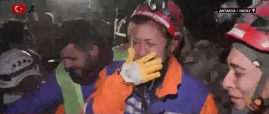 167 saatdan sonda daha bir möcüzə- Dağıntılardan yeriyərək çıxdı, salam verdi (FOTO)