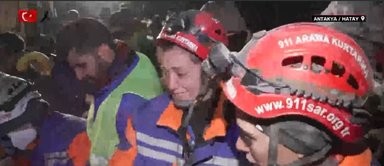 167 saatdan sonda daha bir möcüzə- Dağıntılardan yeriyərək çıxdı, salam verdi (FOTO)